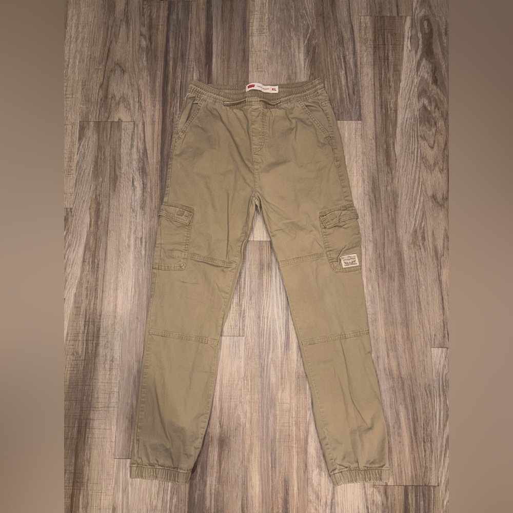 Levi’s Tan cargo pants NWOT